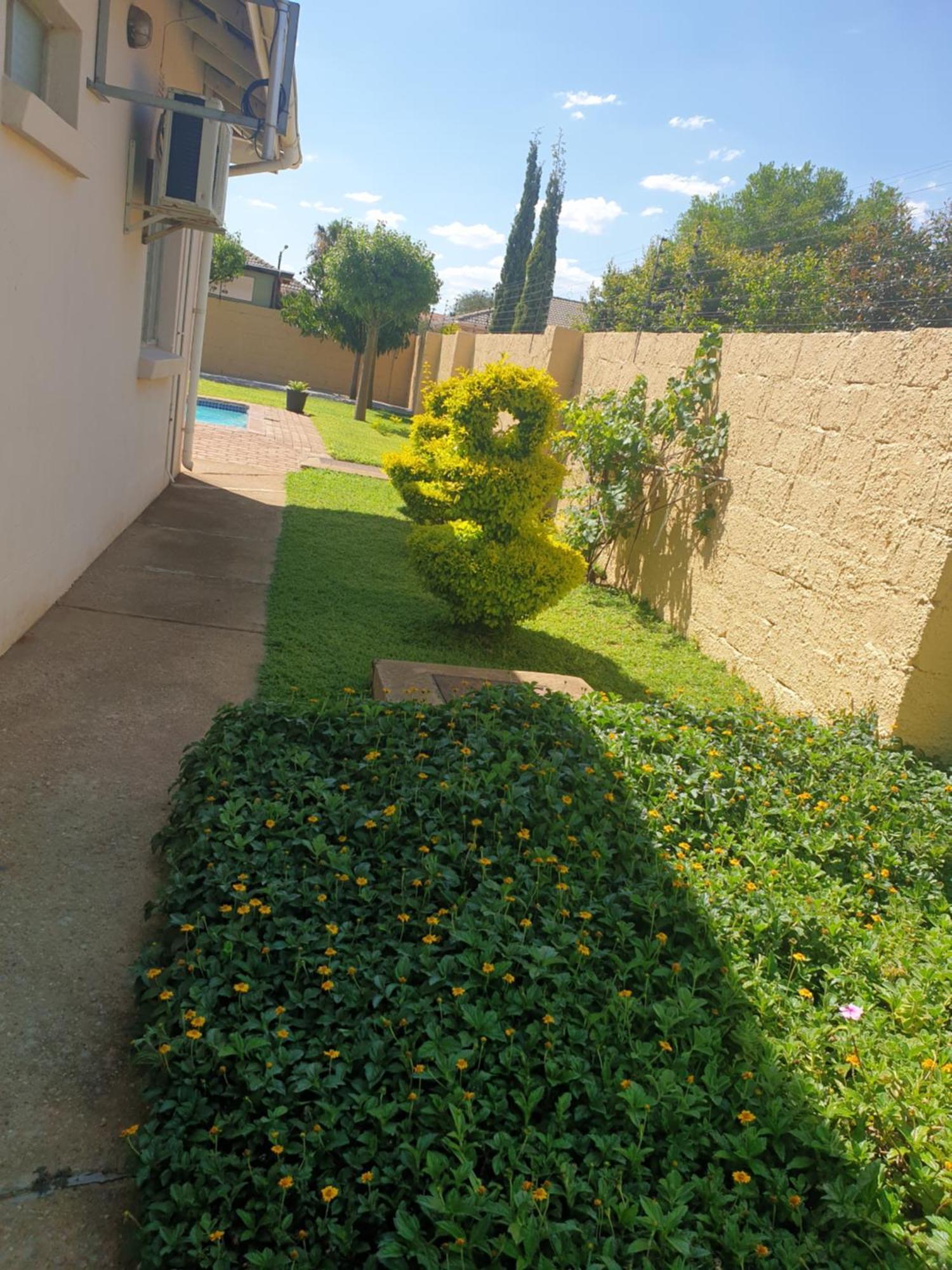 Strand Meadows B&B Gaborone Bagian luar foto